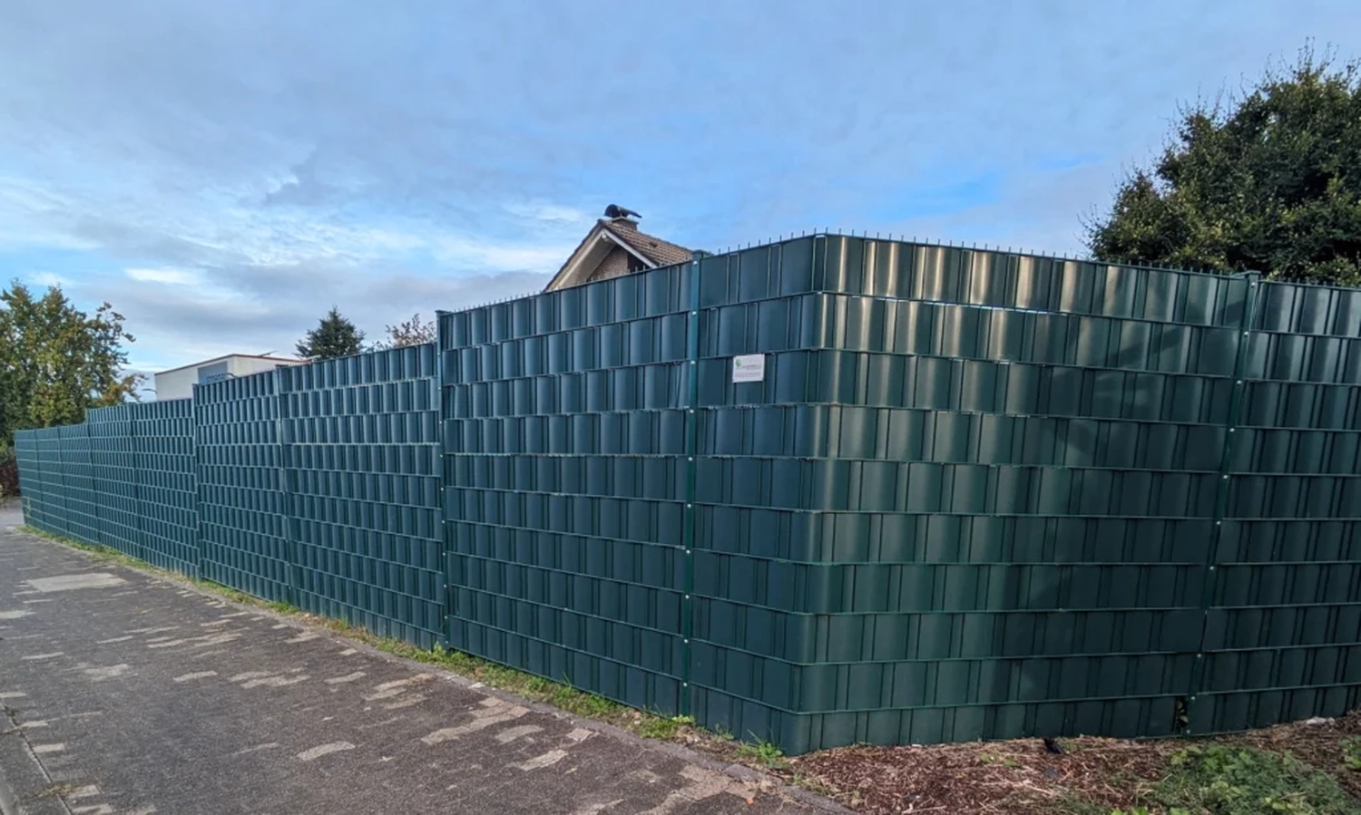 Marc Löhr GmbH & Co.KG - Garten- und Landschaftsbau - Bei diesem Artikel handelt es sich um einen Satz PVC-Sichtschutzstreifen zum Einweben in Doppelstab-Maschenzaunelemente.